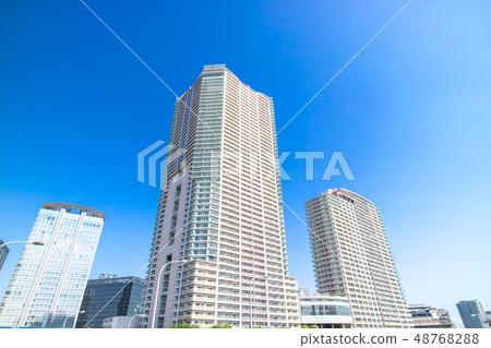 與塔公寓和辦公樓的都市風景 48768288