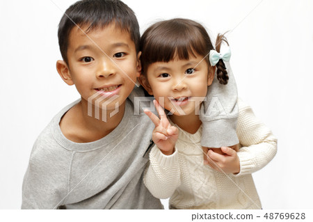 弟弟和妹妹(9歲和4歲) 弟弟和妹妹(9歲和4歲) 48769628