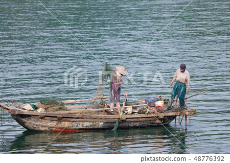 Fisherman in Halong bay in Vietnam 48776392