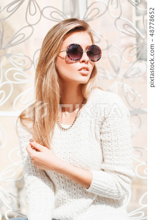 Outdoor fashion portrait of young pretty woman Outdoor fashion portrait of young pretty woman 48778652