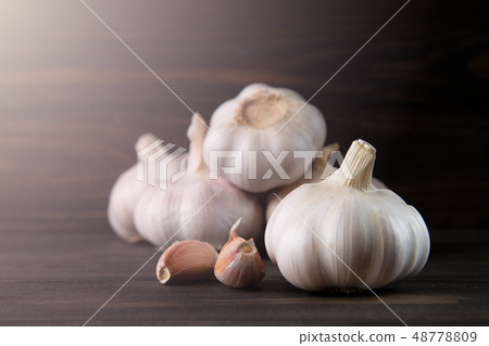Garlic bulb on the wooden vintage background Garlic bulb on the wooden vintage background 48778809