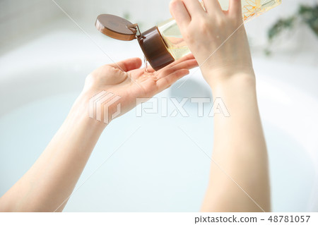 Hand to put out the shampoo Hand to put out the shampoo 48781057