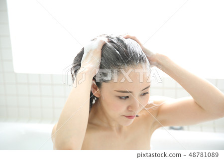 Shampooing woman Shampooing woman 48781089