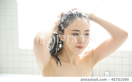 Shampooing woman Shampooing woman 48781090