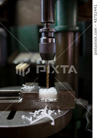 用鑽孔機鑽孔 48782441