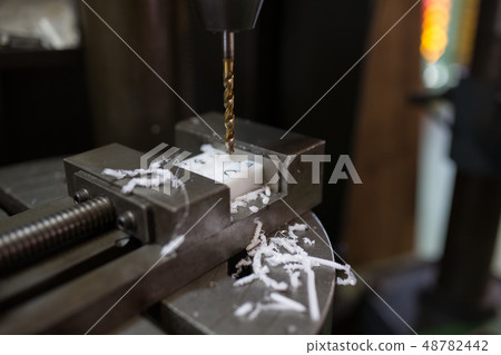 用鑽孔機鑽孔 48782442