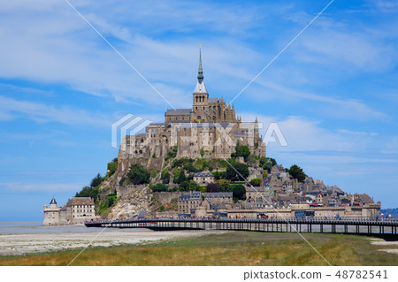 聖米歇爾山和藍藍的天空 聖米歇爾山和藍藍的天空 48782541