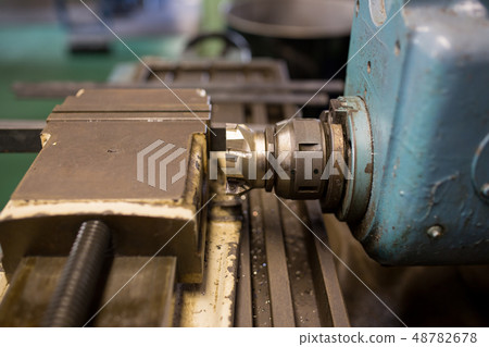 用水平銑刀切割 用水平銑刀切割 48782678