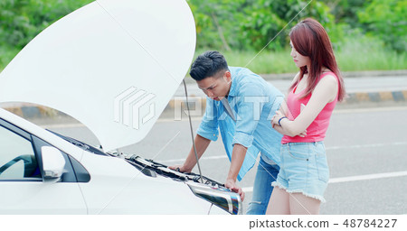 couple worry about broken car 48784227