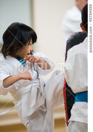 孩子們在教室裡練空手道 孩子們在教室裡練空手道 48784989