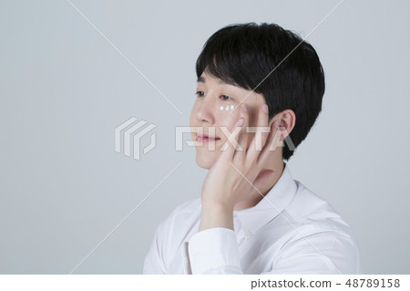 Portrait of attractive young man isolated on gray background 107 48789158
