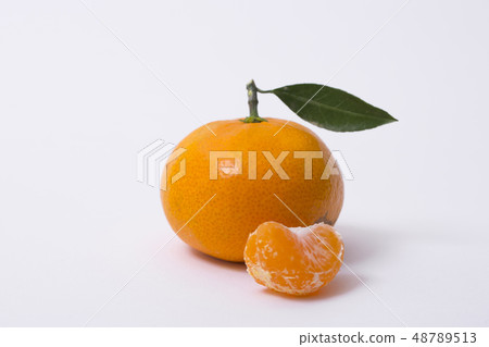 Collections of fresh Tangerines. tangerine slices, juice with leaves. Fruit composition. 009 Collections of fresh Tangerines. tangerine slices, juice with leaves. Fruit composition. 009 48789513