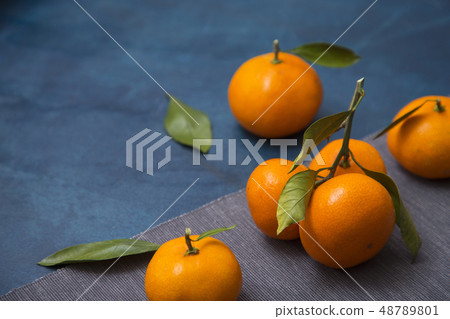 Collections of fresh Tangerines. tangerine slices, juice with leaves. Fruit composition. 077 Collections of fresh Tangerines. tangerine slices, juice with leaves. Fruit composition. 077 48789801