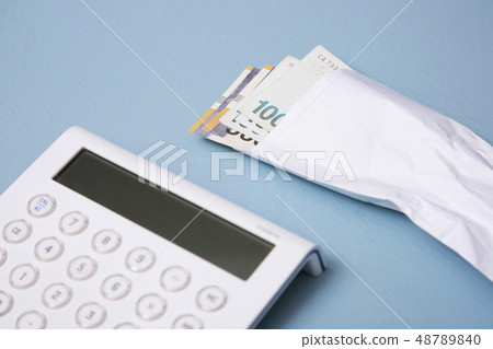 Household budget concept, home budget planning expenses and target money saving props photo 038 Household budget concept, home budget planning expenses and target money saving props photo 038 48789840