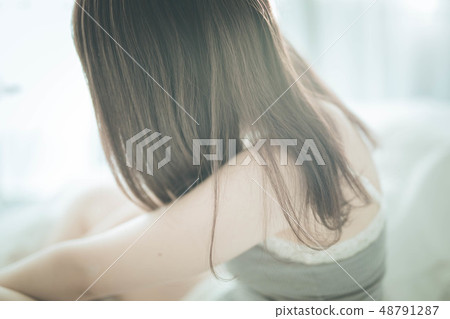 On the bed woman 48791287