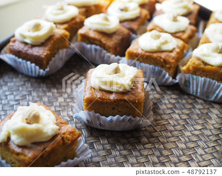 Slice of carrot cake with cream cheese frosting 48792137