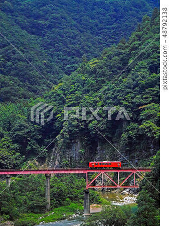 穿過Kuzuryu河Kiha 120的鐵橋 48792138