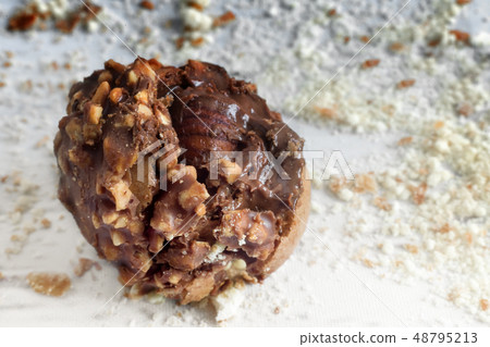 Delicious chocolates with hazelnut inside and cream . 48795213