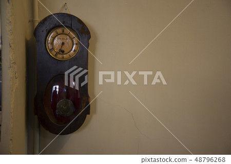 Antique clock 48796268