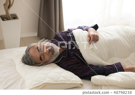 日本老人得到深度睡眠 48798238