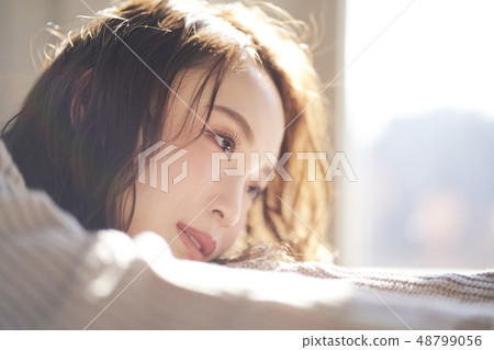 Beautiful woman lifestyle image 48799056
