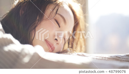 Beautiful woman lifestyle image 48799076