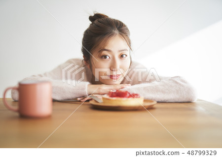 Beautiful woman lifestyle image 48799329