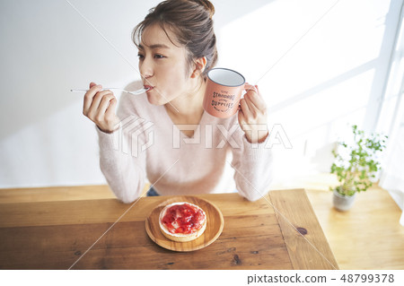 Beautiful woman lifestyle image 48799378