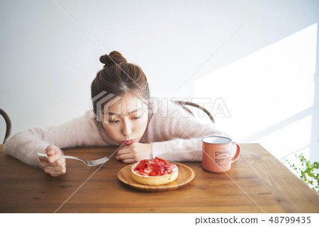 Beautiful woman lifestyle image Beautiful woman lifestyle image 48799435