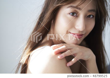 Beautiful woman portrait 48799525
