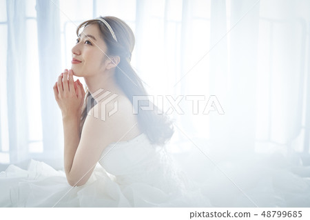 Beautiful woman wedding portrait 48799685