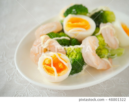 蝦和西蘭花,煮雞蛋沙拉(左邊的空間) 蝦和西蘭花,煮雞蛋沙拉(左邊的空間) 48801322