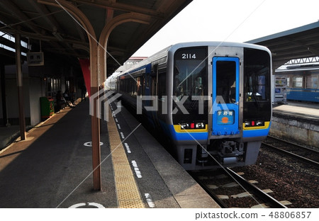 在Uwajima車站停靠的限量快車Uwakai(2000系列) 在Uwajima車站停靠的限量快車Uwakai(2000系列) 48806857