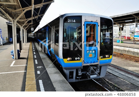 在Uwajima車站停靠的限量快車Uwakai(2000系列) 在Uwajima車站停靠的限量快車Uwakai(2000系列) 48806858