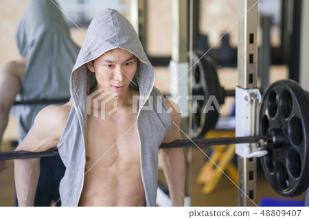 一個堅忍的男性教練教練，在槓鈴深蹲後休息和休息 48809407