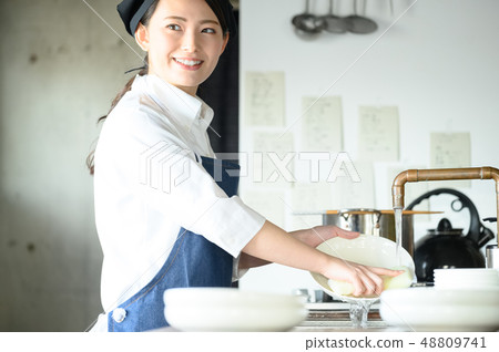 廚房餐廳女性 廚房餐廳女性 48809741