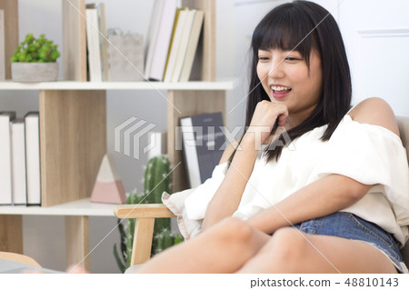 工作中疲勞的女孩 48810143