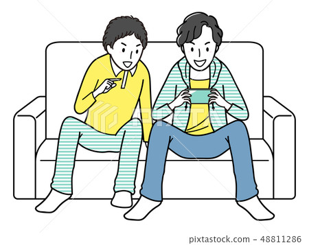 兩個玩智能手機遊戲的朋友 兩個玩智能手機遊戲的朋友 48811286
