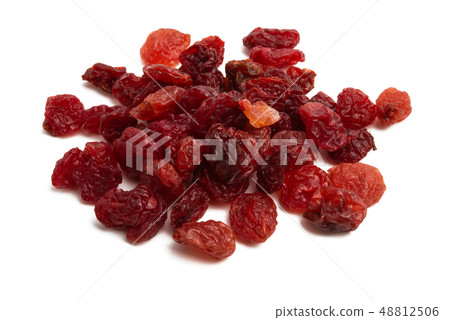 red raisins isolated 48812506