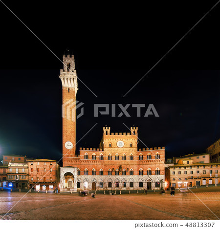 Piazza del Campo in Siena in the evening 48813307