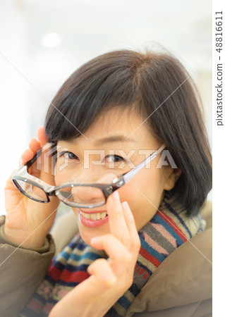 戴眼鏡看起來不錯的女性戴眼鏡的女性 戴眼鏡看起來不錯的女性戴眼鏡的女性 48816611