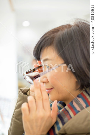 戴眼鏡看起來不錯的女性戴眼鏡的女性 48816612