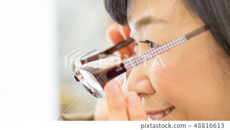 戴眼鏡看起來不錯的女性戴眼鏡的女性 48816613