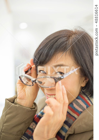 戴眼鏡看起來不錯的女性戴眼鏡的女性 48816614