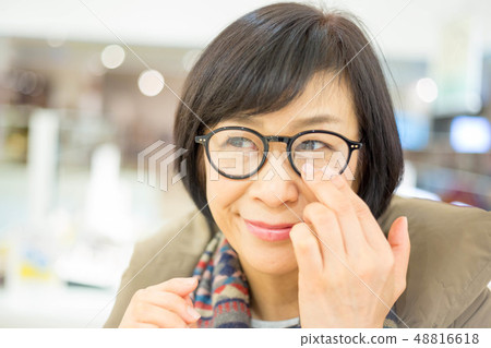 戴眼鏡看起來不錯的女性戴眼鏡的女性 戴眼鏡看起來不錯的女性戴眼鏡的女性 48816618