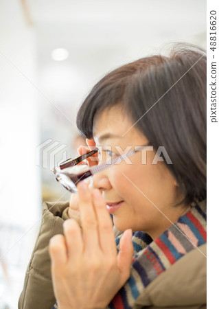 戴眼鏡看起來不錯的女性戴眼鏡的女性 戴眼鏡看起來不錯的女性戴眼鏡的女性 48816620