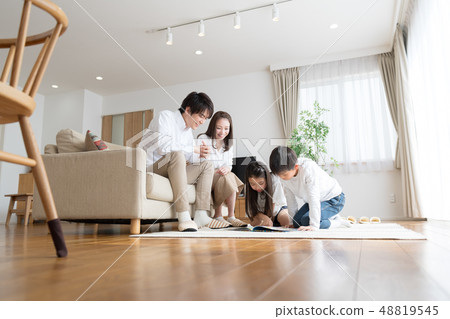一家四口,父母和小孩,每天,好朋友,家庭團體 一家四口,父母和小孩,每天,好朋友,家庭團體 48819545