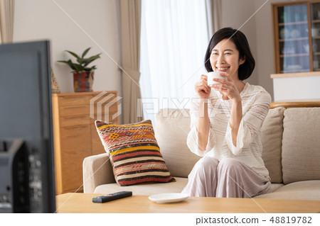 Middle couple lifestyle image Middle couple lifestyle image 48819782
