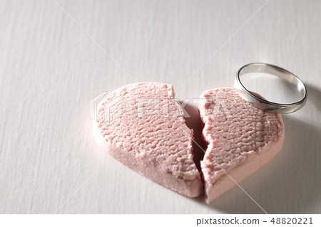 破碎的心和戒指 48820221