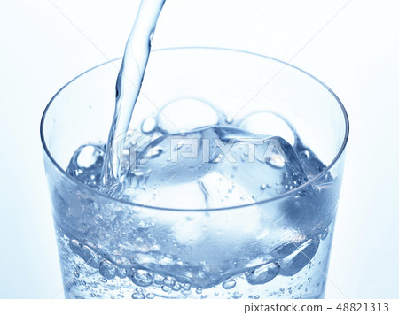 Carbonated water Carbonated water 48821313